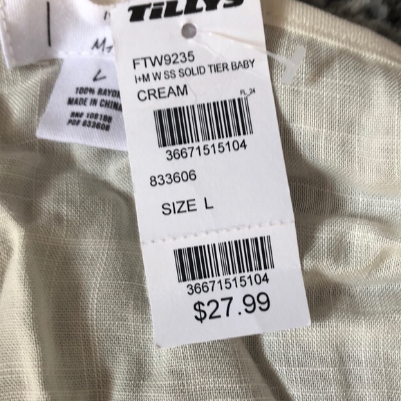 •Cute short sleeve blouse• - Picture 3 of 3